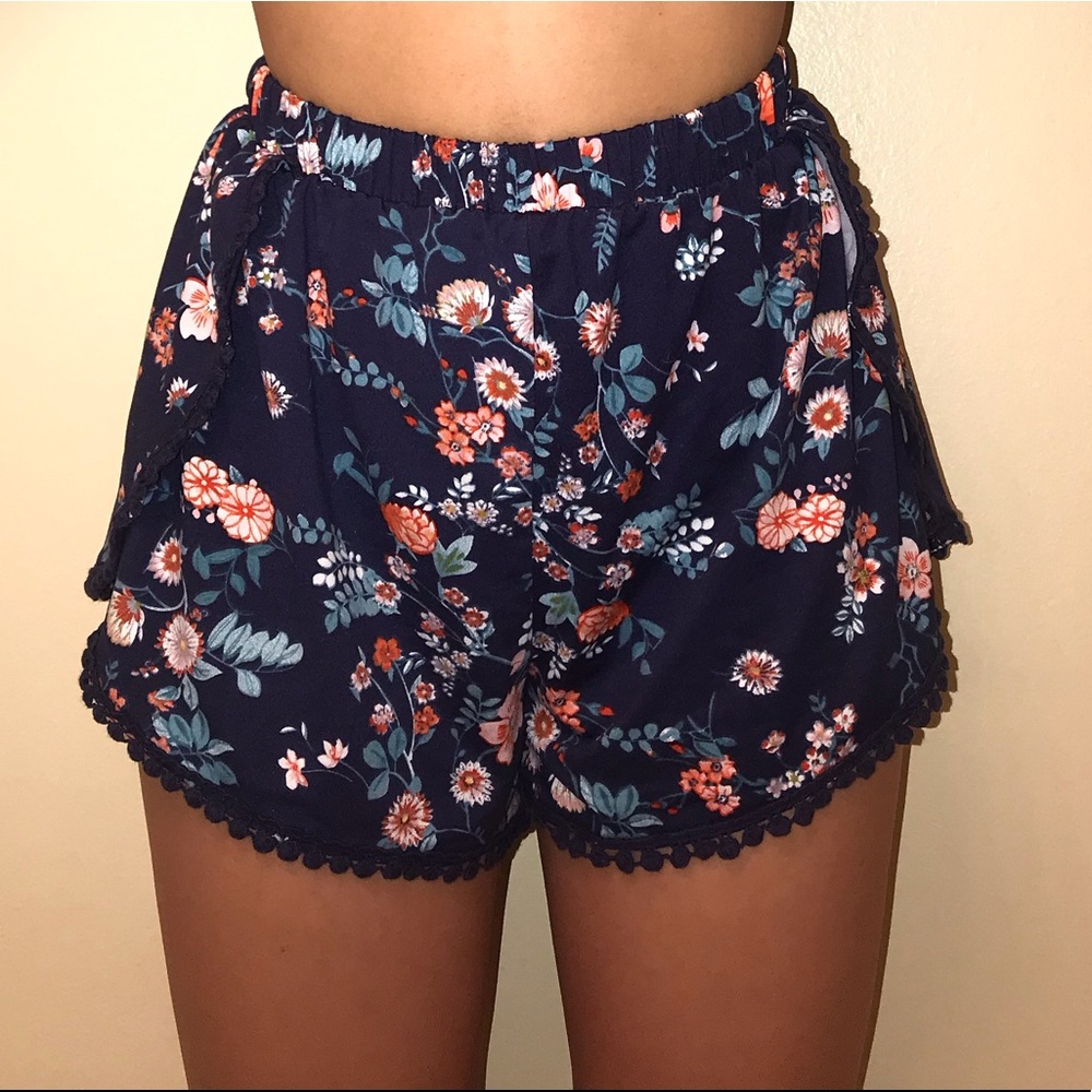 Flower-printed flowy shorts